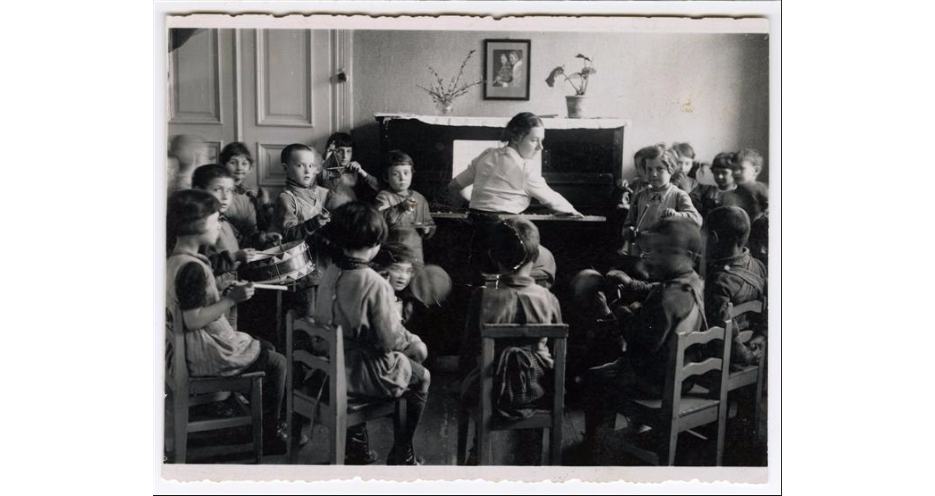 muzikos vaikų klasė. music class at a kindergarden maintained by the society to support the poor Jewish Chilks, Kaunas, 1930 YIVO