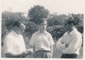 Iš kairės: K. Bradūnas, A. Nyka-Niliūnas, H. Radauskas. Baltimorė, 1951 m. Maironio lietuvių literatūros muziejaus virtuali paroda, skirta A. Nykai-Niliūnui.