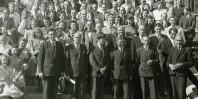 Universiteto studentai ir dėstytojai, Pinnebergas, 1948 m. Prof. Stanka stovi pirmos eilės viduryje su kepure. VEMU archyvas, Toronto.