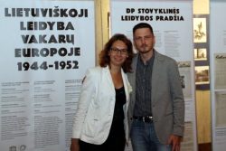 Lituanistikos tyrimų skyriaus vadovės pavaduotoja Giedrė Milerytė-Japertienė su Kauno IX forto muziejaus atstovu Mariumi Pečiuliu 